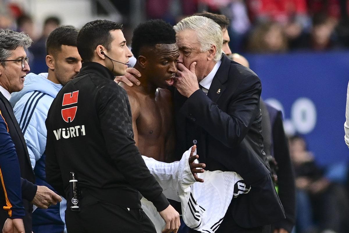 Ancelotti habla con Vinicius durante el partido