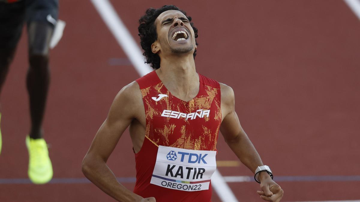 Mohamed Katir celebra con rabia su medalla de bronce al entrar por la meta