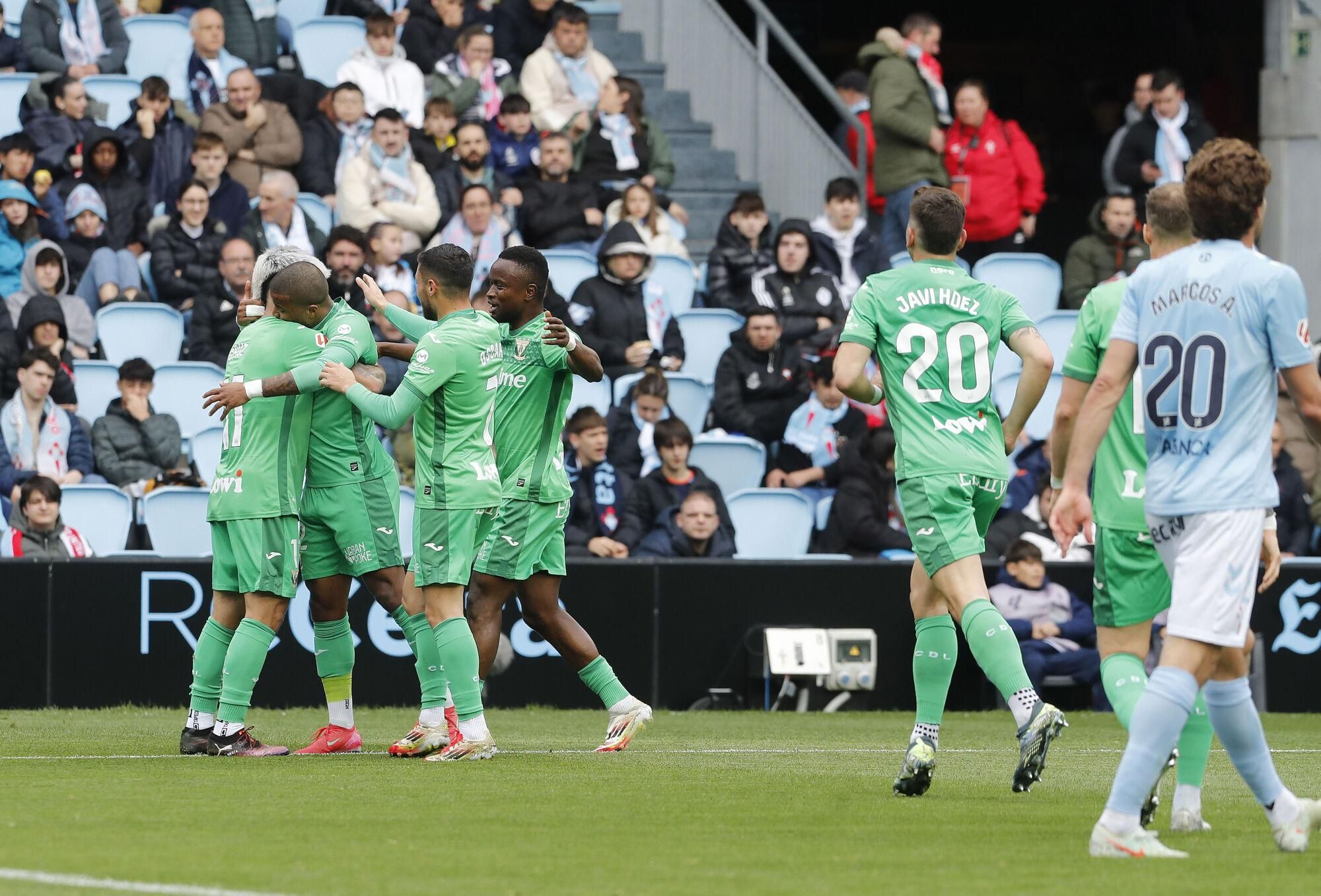 Vigo (Pontevedra), 08/03/2025.- El jugador del Leganés Valentin Rosier (2i) celebra el primer gol durante el partido de Liga celebrado en el estadio Balaídos de Vigo. EFE/Salvador Sas