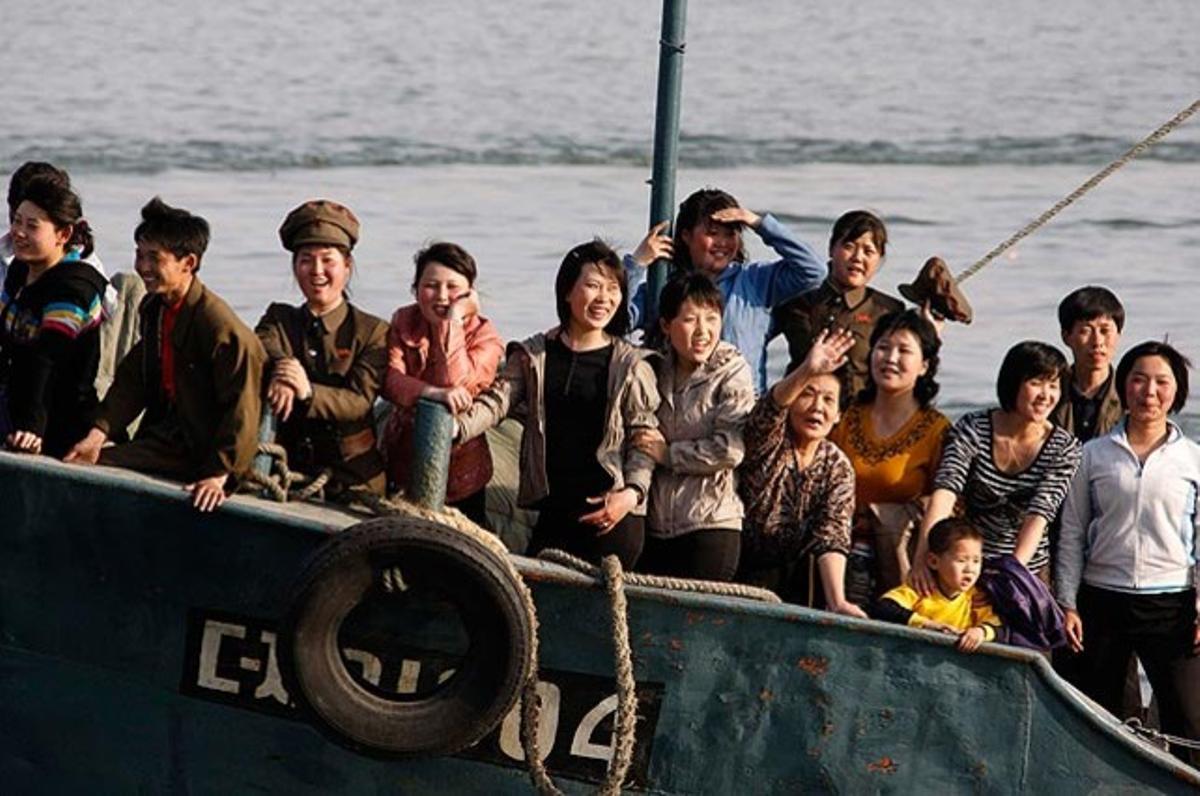 Ciutadans de Corea del Nord saluden residents xinesos el Dia Internacional del Treballador a la riba del riu Yalu fronterera amb la Xina