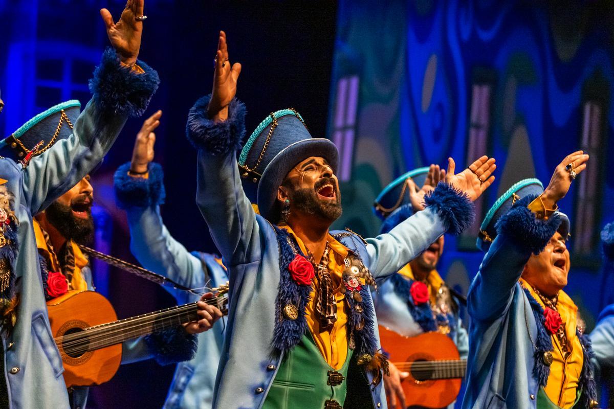 La comparsa de Marbella cerró la noche con 'El desvelo'.