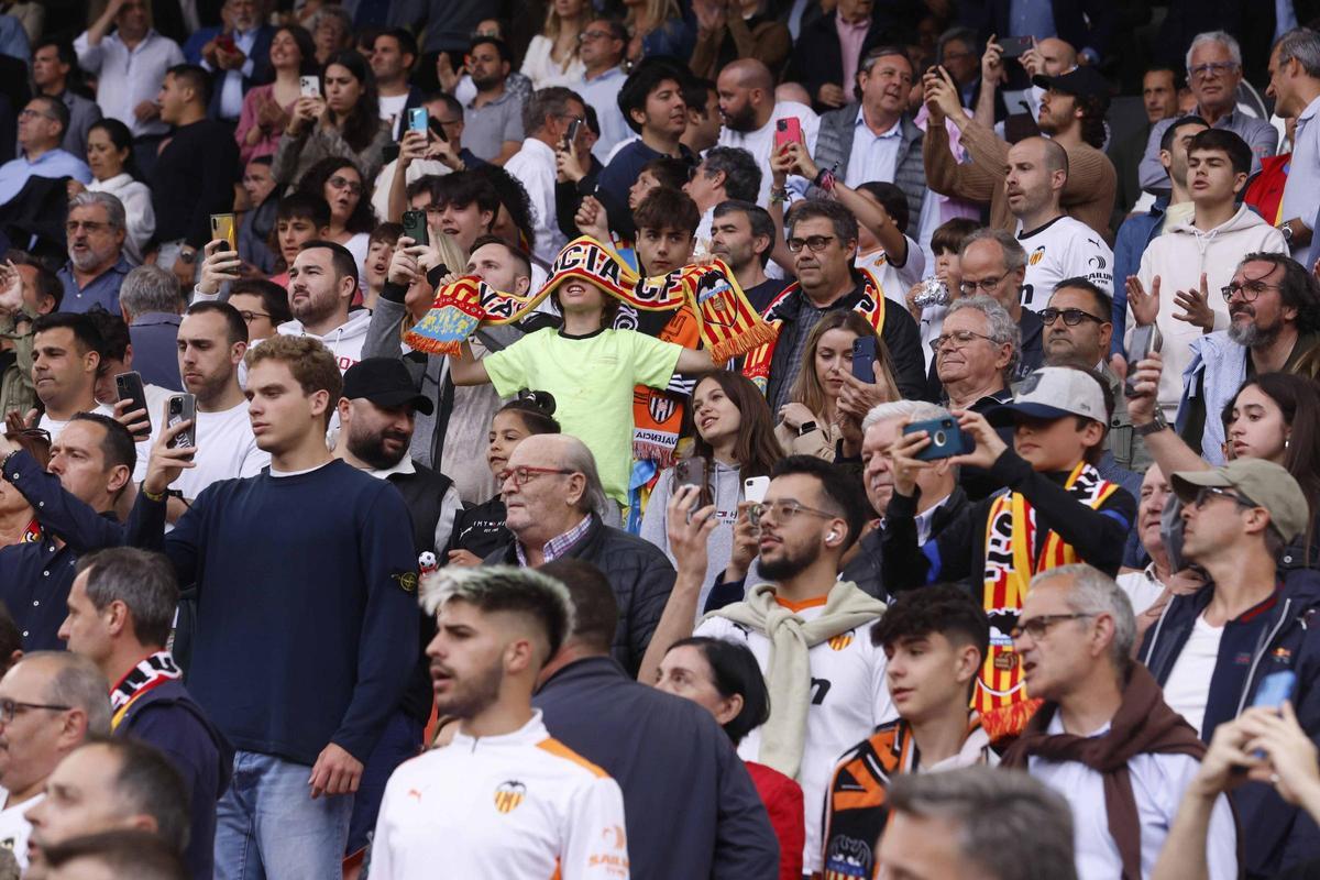 La emoción de Mestalla durante el derbi con el Villarreal