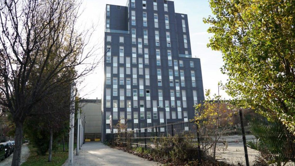 Nuevo edificio adquirido en la calle del Encuny, en la Marina del Prat Vermell.