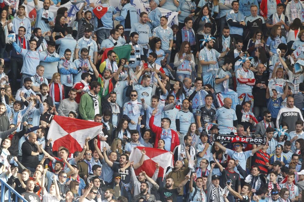 La afición del Celta fue, una vez más, protagonista de la fiesta del fútbol gallego. Más de 900 celtistas viajaron a Riazor, animaron al equipo y cantaron en himno de Galicia a capela junto a la hinch