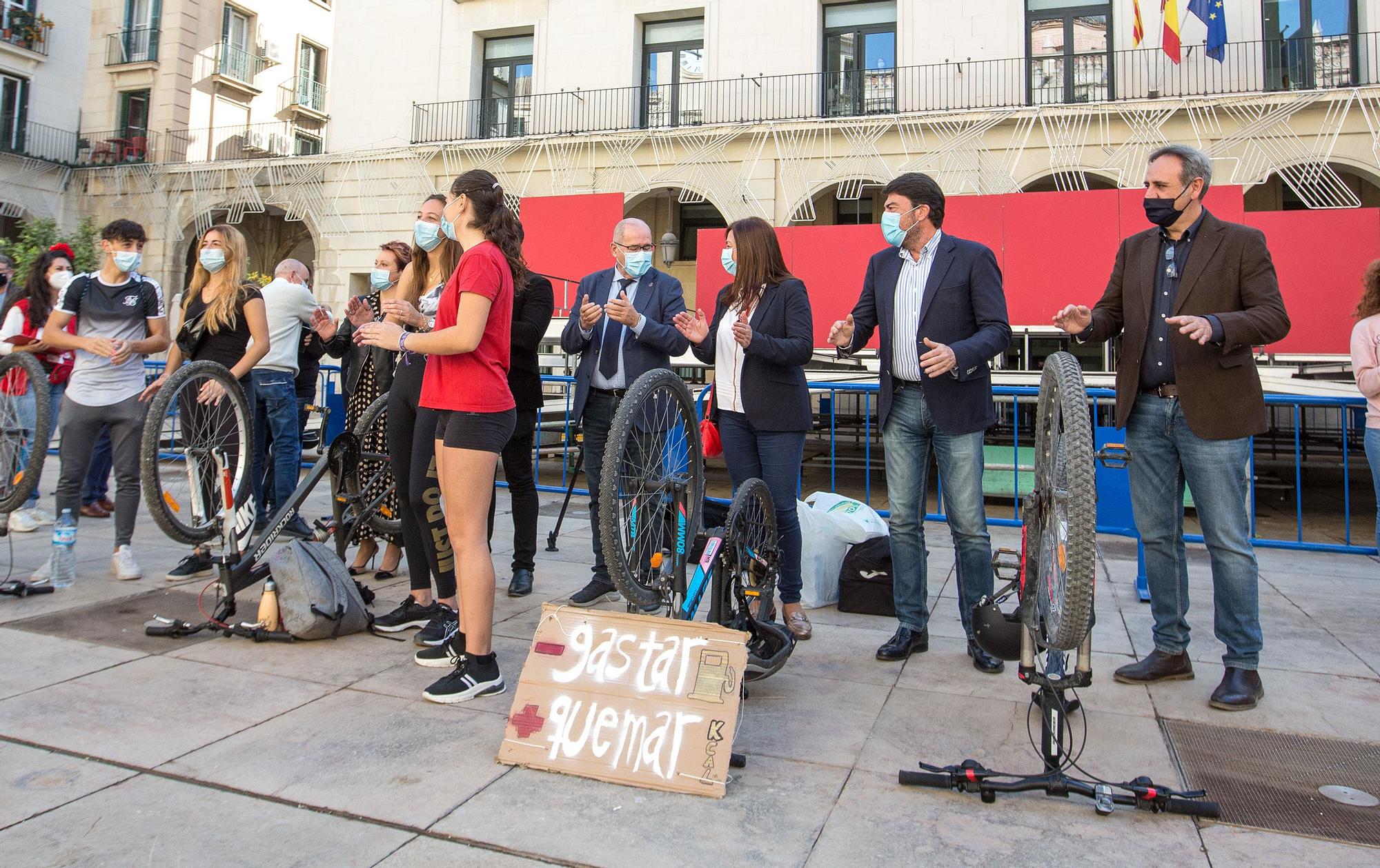 7.000 alumnos de las playas reclaman a Barcala carriles bici