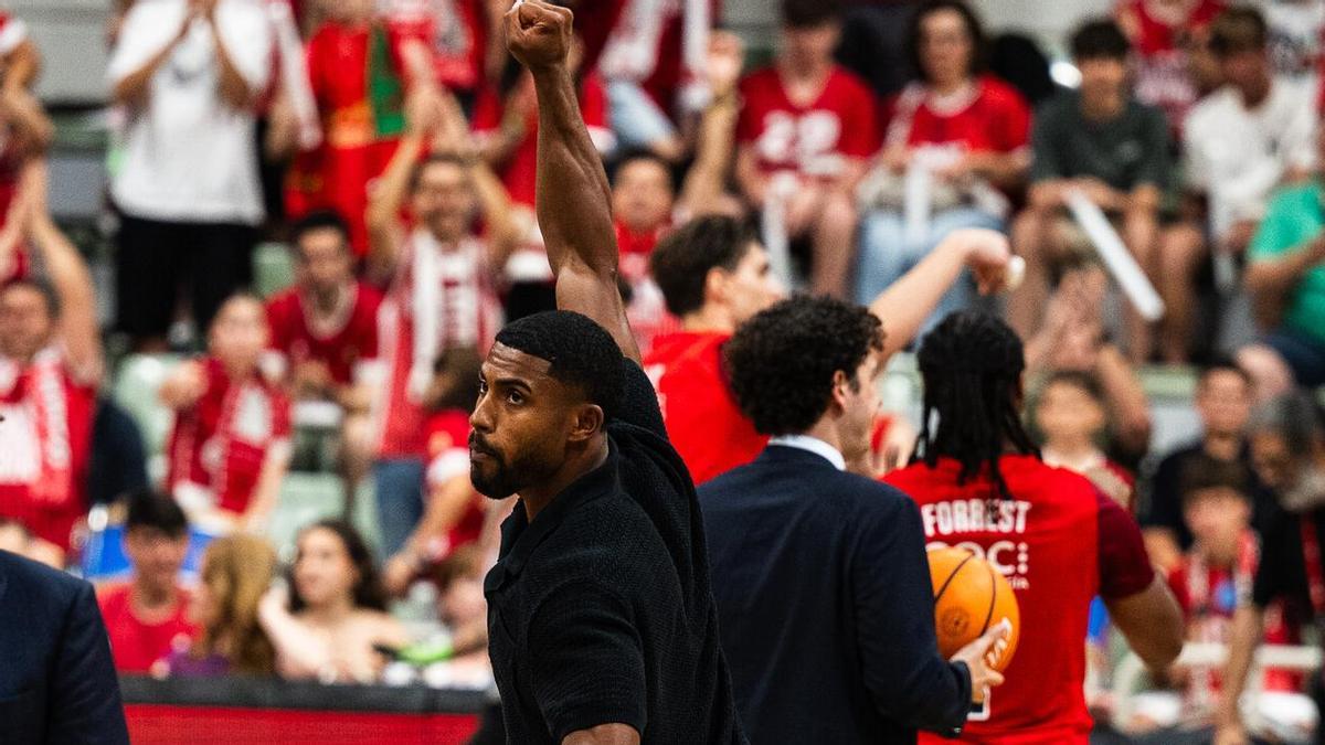 David DeJulius, en muletas, antes del tercer partido entre el UCAM Murcia y el Barça.