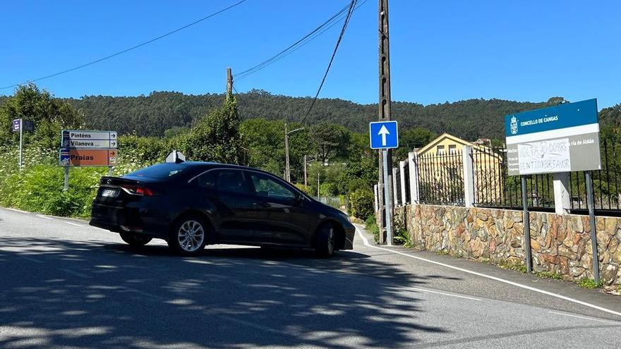 “Volta ao dobre sentido, por favor”, reza un cartel a la entrada de la carretera de O Viñal.