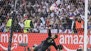 Cata Coll responde a la jugarreta de Hannah Hampton, portera de la selección inglesa