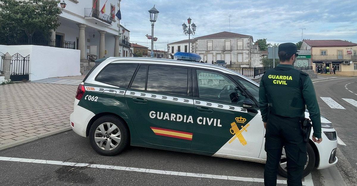 Una patrulla de la Guardia Civil, junto al Ayuntamiento en Almeida de Sayago