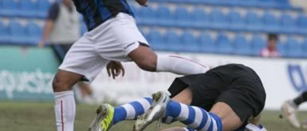 El delantero Fernando cae de forma acrobática en su pelea con Amarilla, capitán del Huracán.