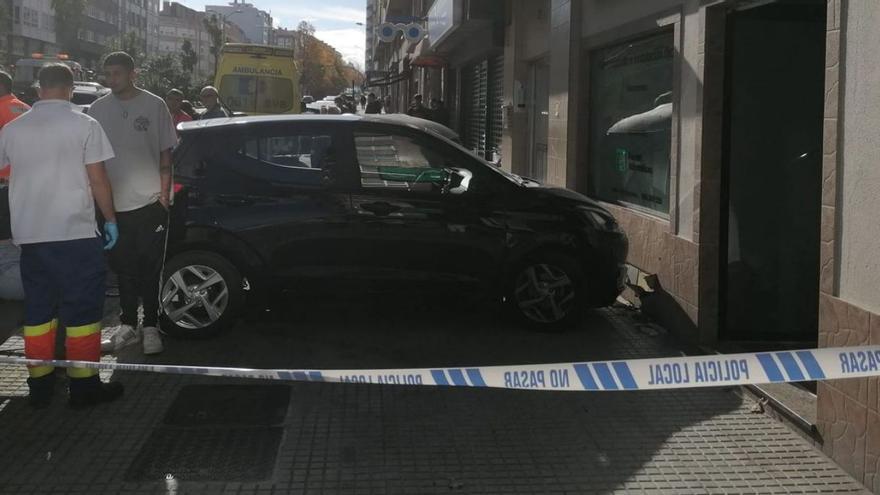 El vehículo accidentado, contra la fachada del edificio en la avenida de Arteixo.  | // LA OPINIÓN