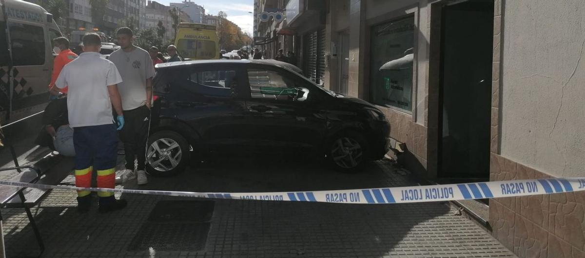 Un coche se estrella contra una fachada por el impacto de otro tras ...