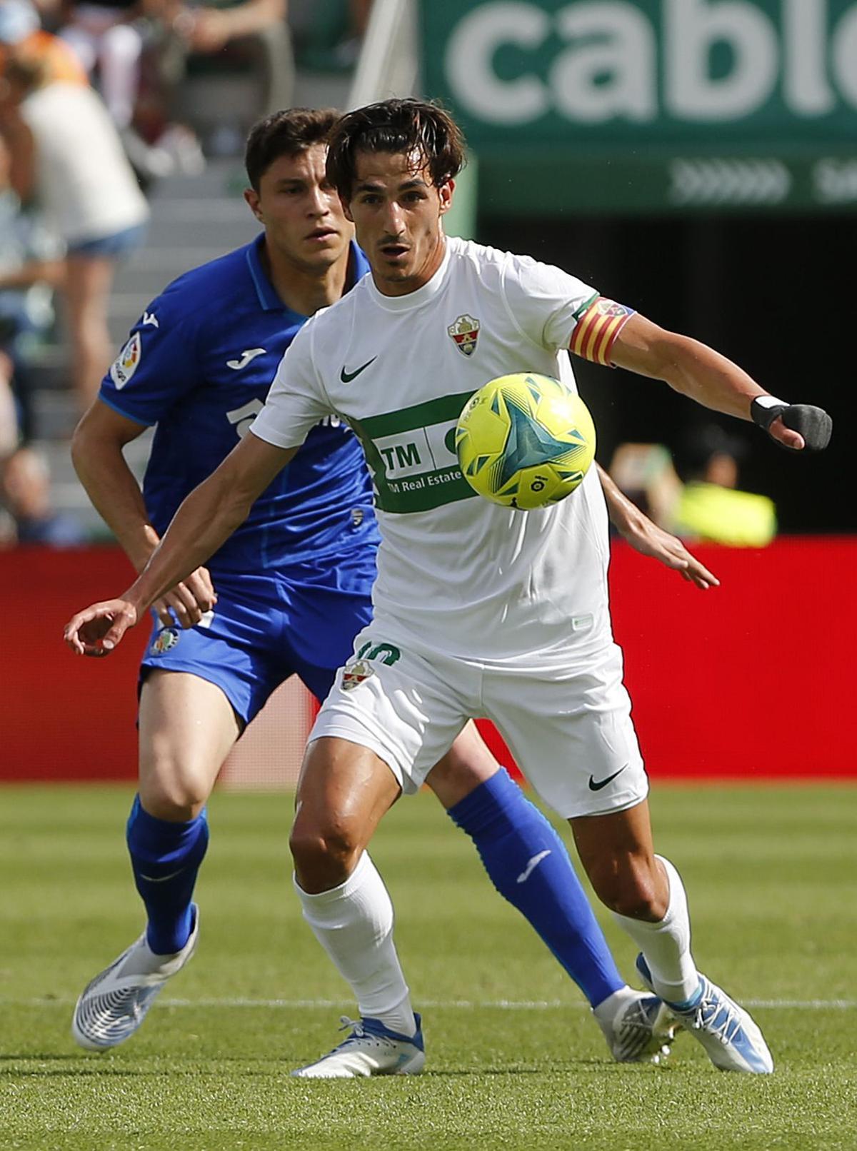 El centrocampista uruguayo del Elche Lucas René Olaza  celebra su gol ante el Getafe durante el partido de Liga que el Elche y Getafe disputaron en el estadio Martinez Valero de Elche. EFE / Manuel Lorenzo