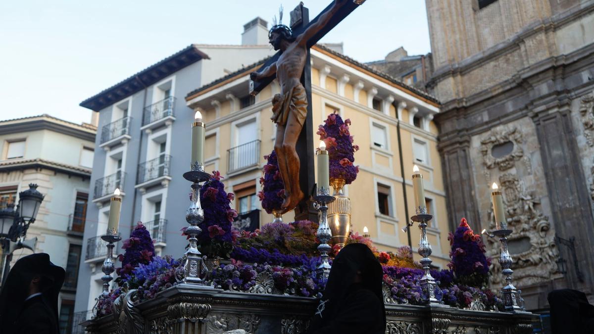 FOTOGALERÍA | Zaragoza se llena de capirotes y bombos en la procesión del Santo Entierro