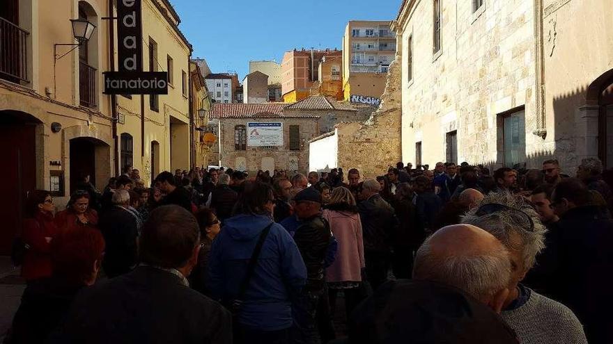 Masiva afluencia a la capilla ardiente