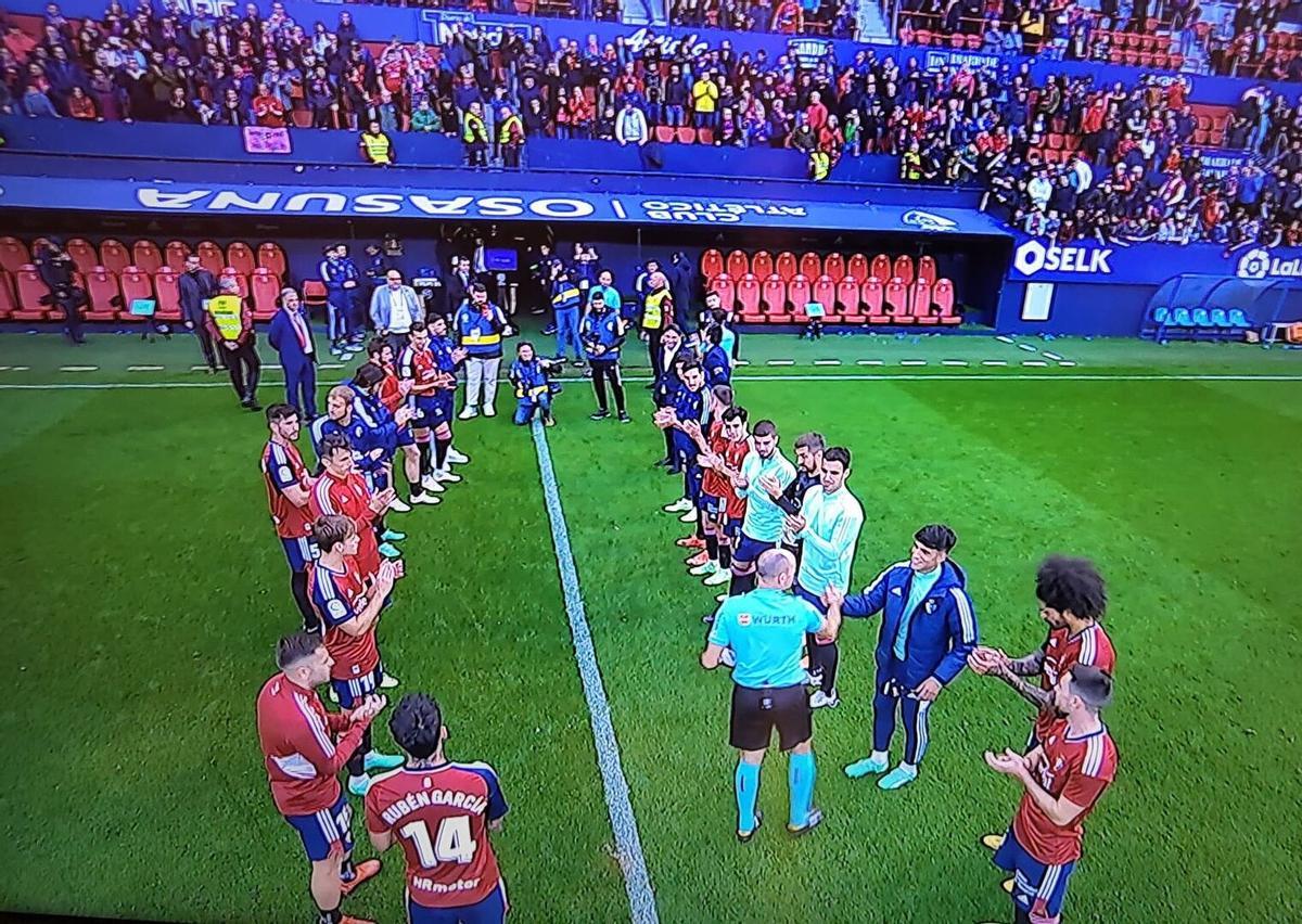 Los jugadores de Osasuna brindan un homenaje a Mateu Lahoz tras el partido contra el Almería.