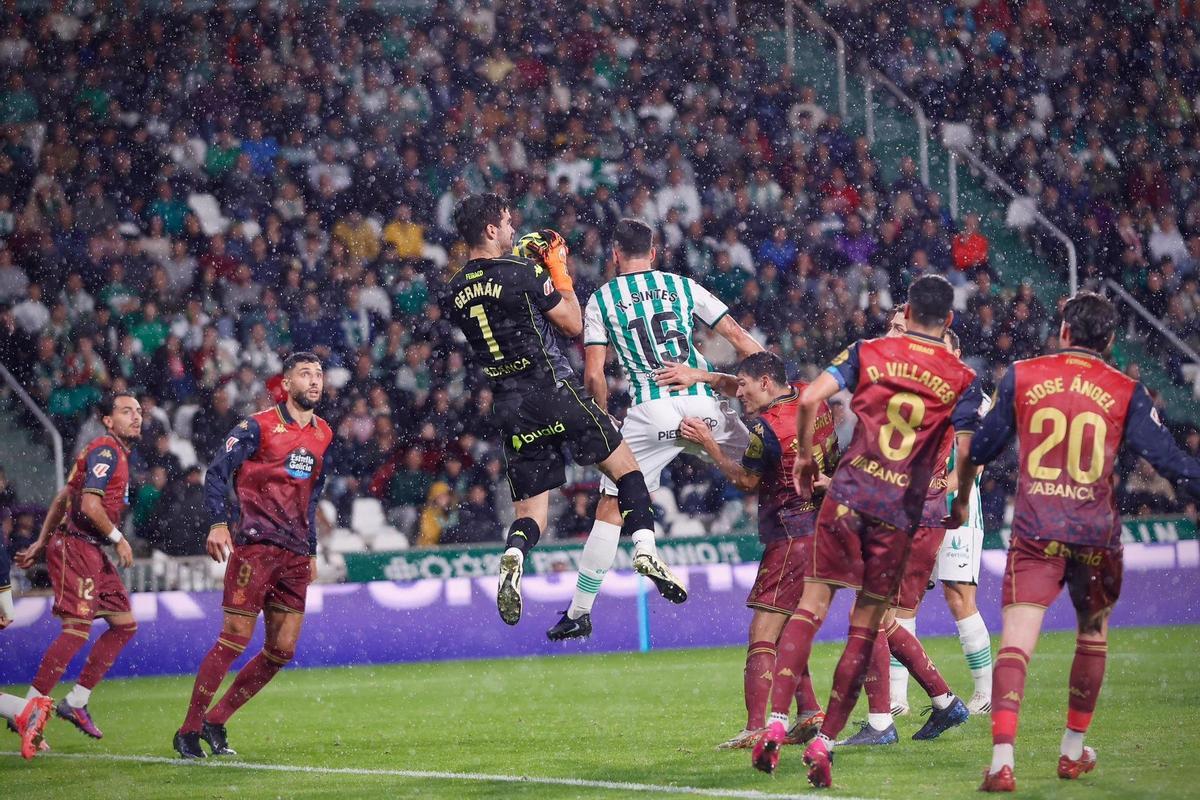 Xavi Sintes, ante Germán Parreño en el pasado Córdoba CF-Deportivo de la Coruña.