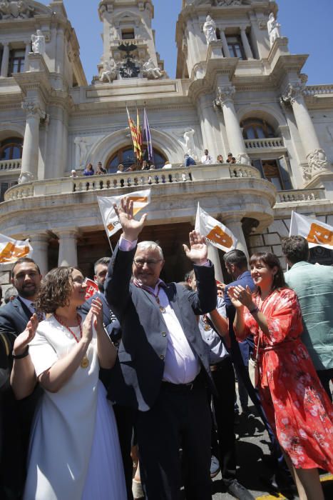 Baño de masas de Ribó y Gómez tras la constitución del ayuntamiento