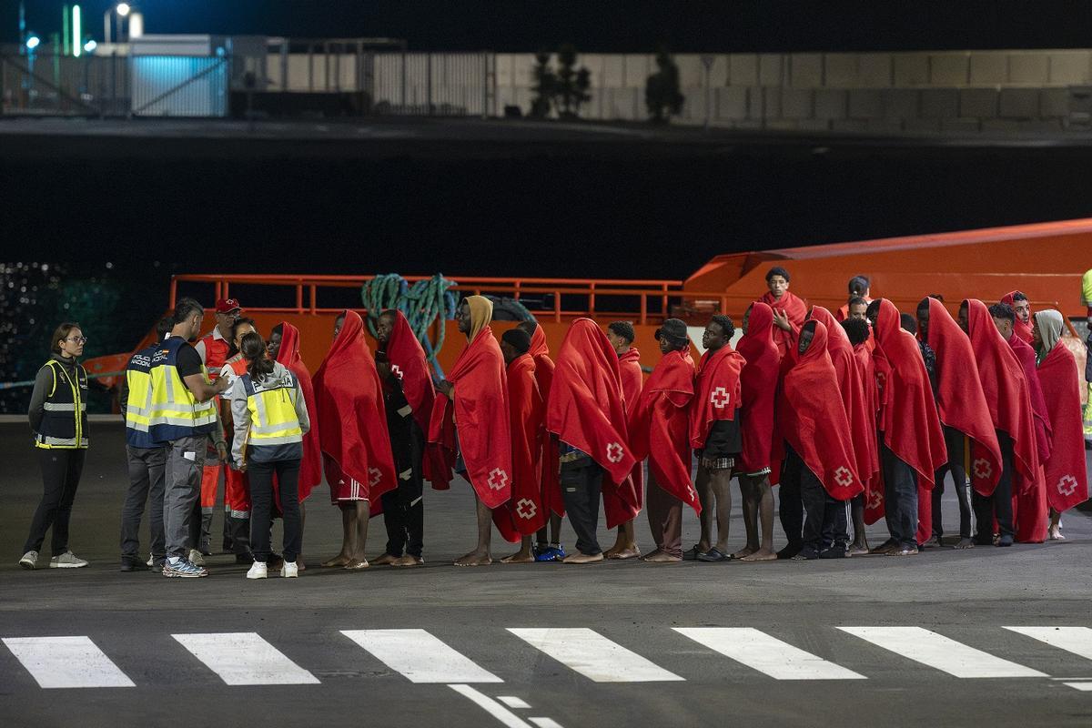 Imagen de archivo de migrantes atendidos en el puerto de Arrecife tras ser rescatados de una zodiac.