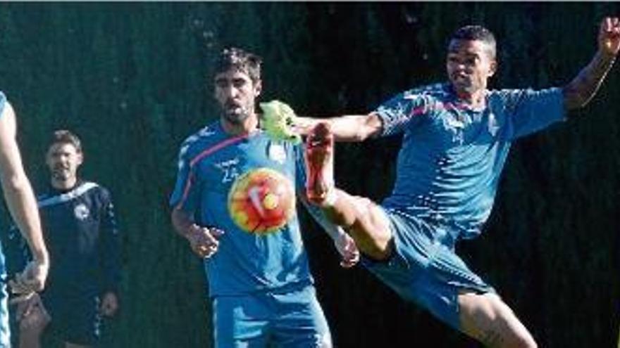 Giva intenta arribar a la pilota fent una acrobàtica estirada en un entrenament a Palafrugell.