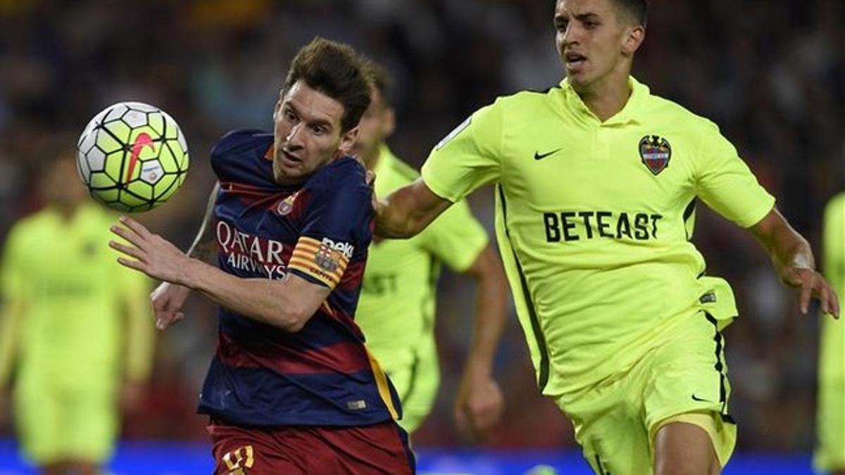Feddal, defendiendo a Messi en el partido de la primera vuelta