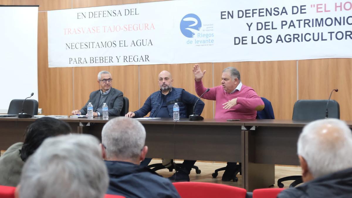 Reunión de los regantes, ayer, en Elche con Lucas Jiménez a la cabeza.