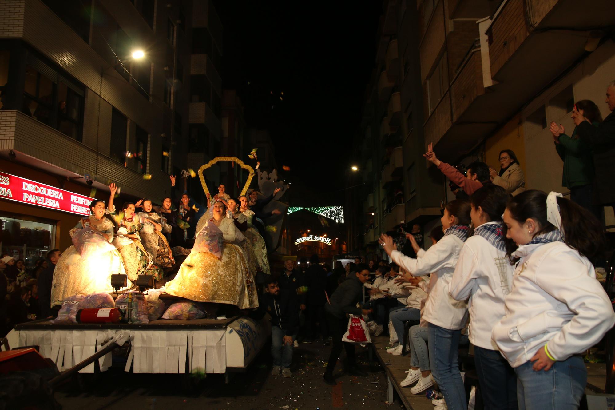 FOTOGALERÍA I La cabalgata del Ninot de Burriana, en imágenes