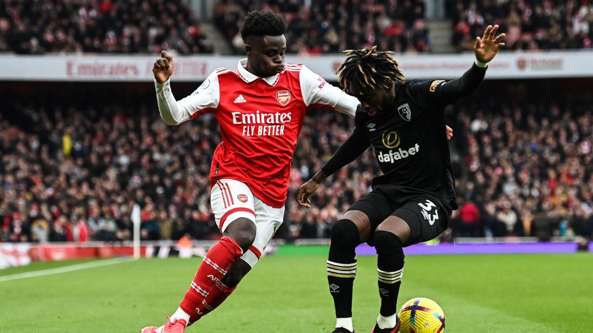 Bukayo Saka durante un partido de Premier League con el Arsenal