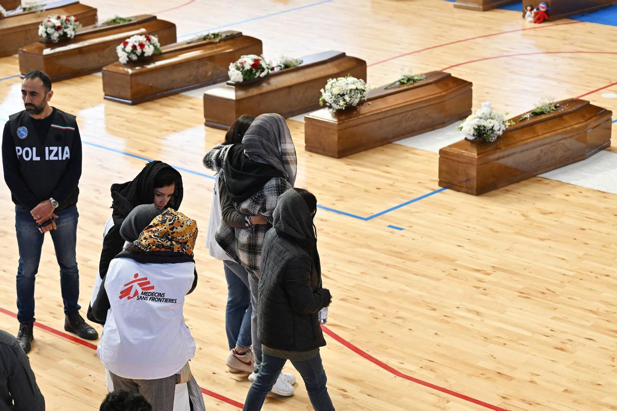 Familiares junto a los ataúdes de las 65 víctimas de un devastador naufragio de inmigrantes frente a la costa sur de Italia