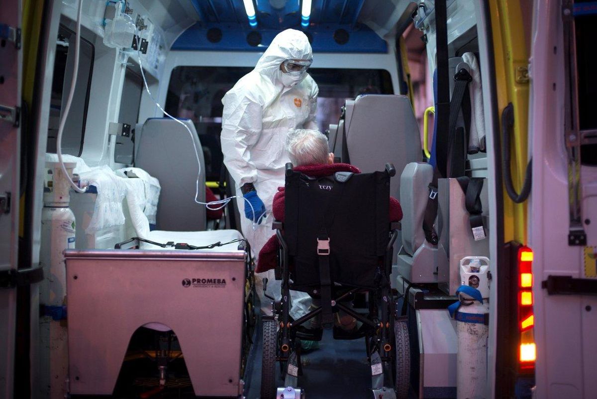 GRAF2497. CELANOVA (OURENSE), 27/03/2020.- Los casos por coronavirus en residencia de Celanova ascienden a 62. La residencia San Carlos de Celanova ha registrado 31 nuevos casos positivos de ancianos además de 17 trabajadores, convirtiéndose en uno de los principales focos de coronavirus en Galicia. En la imagen, trabajadores sanitarios trasladan hoy viernes a ancianos que han dado positivo en el test de coronavirus, desde la residencia de mayores San Carlos de Celanova a la residencia de Baños de Molgas. EFE/Brais Lorenzo