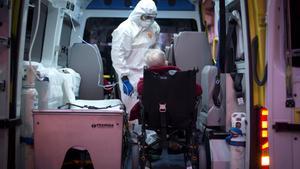 GRAF2497. CELANOVA (OURENSE), 27/03/2020.- Los casos por coronavirus en residencia de Celanova ascienden a 62. La residencia San Carlos de Celanova ha registrado 31 nuevos casos positivos de ancianos además de 17 trabajadores, convirtiéndose en uno de los principales focos de coronavirus en Galicia. En la imagen, trabajadores sanitarios trasladan hoy viernes a ancianos que han dado positivo en el test de coronavirus, desde la residencia de mayores San Carlos de Celanova a la residencia de Baños de Molgas. EFE/Brais Lorenzo