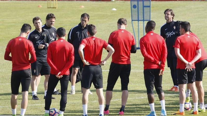 Charla de Rubi durante el entrenamiento del Sporting.