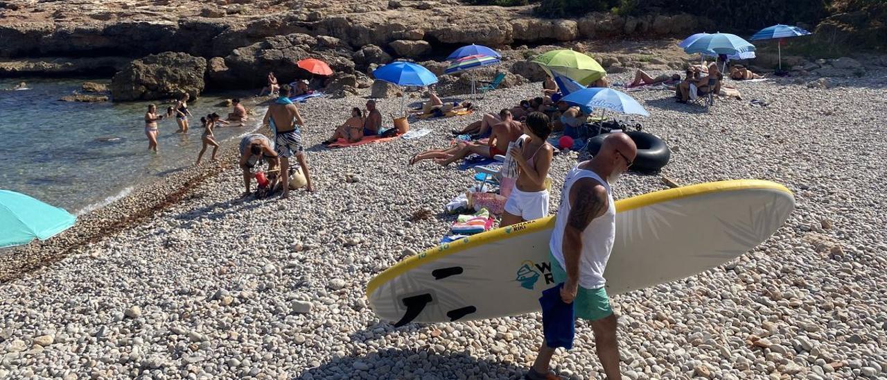 La pequeña cala de Puerto Azul es una de las que recibe mayor afluencia de visitantes tras las restricciones en Irta.