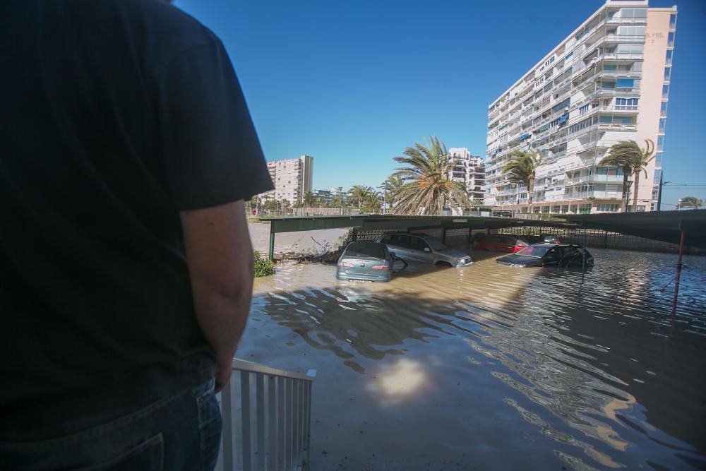 Tres edificios de la playa de San Juan siguen anegados y 120 viviendas sin luz ni agua