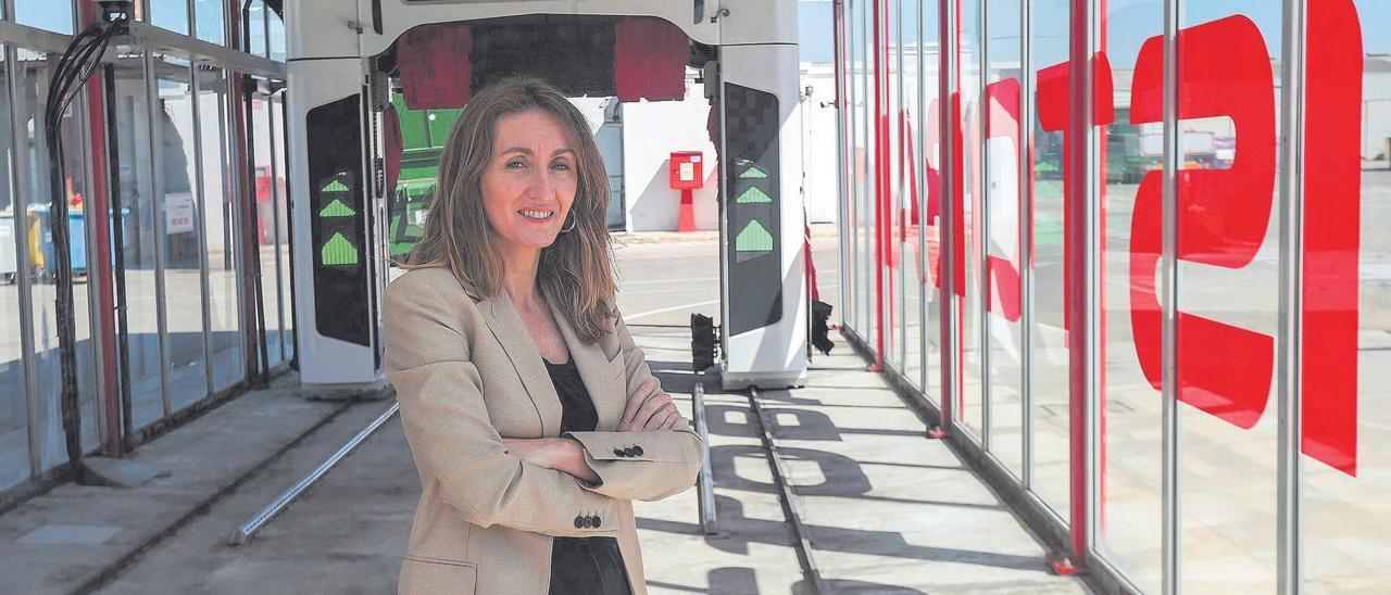 Yolanda Tomás, en la sede central del Grupo Istobal, en l’Alcúdia, junto a un arco de lavado.