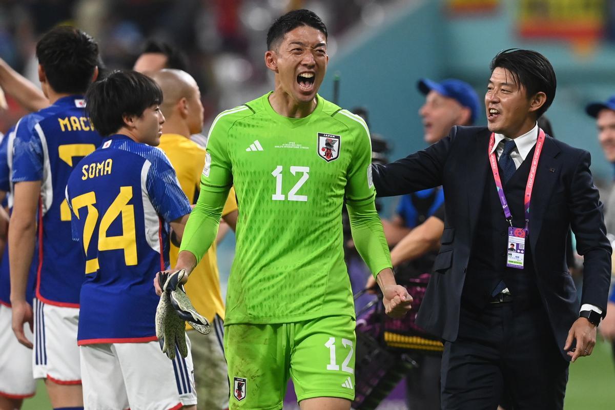 Doha (Qatar), 01/12/2022.- Goalkeeper Shuichi Gonda of Japan celebrates after the FIFA World Cup 2022 group E soccer match between Japan and Spain at Khalifa International Stadium in Doha, Qatar, 01 December 2022. (Mundial de Fútbol, Japón, España, Catar) EFE/EPA/Neil Hall