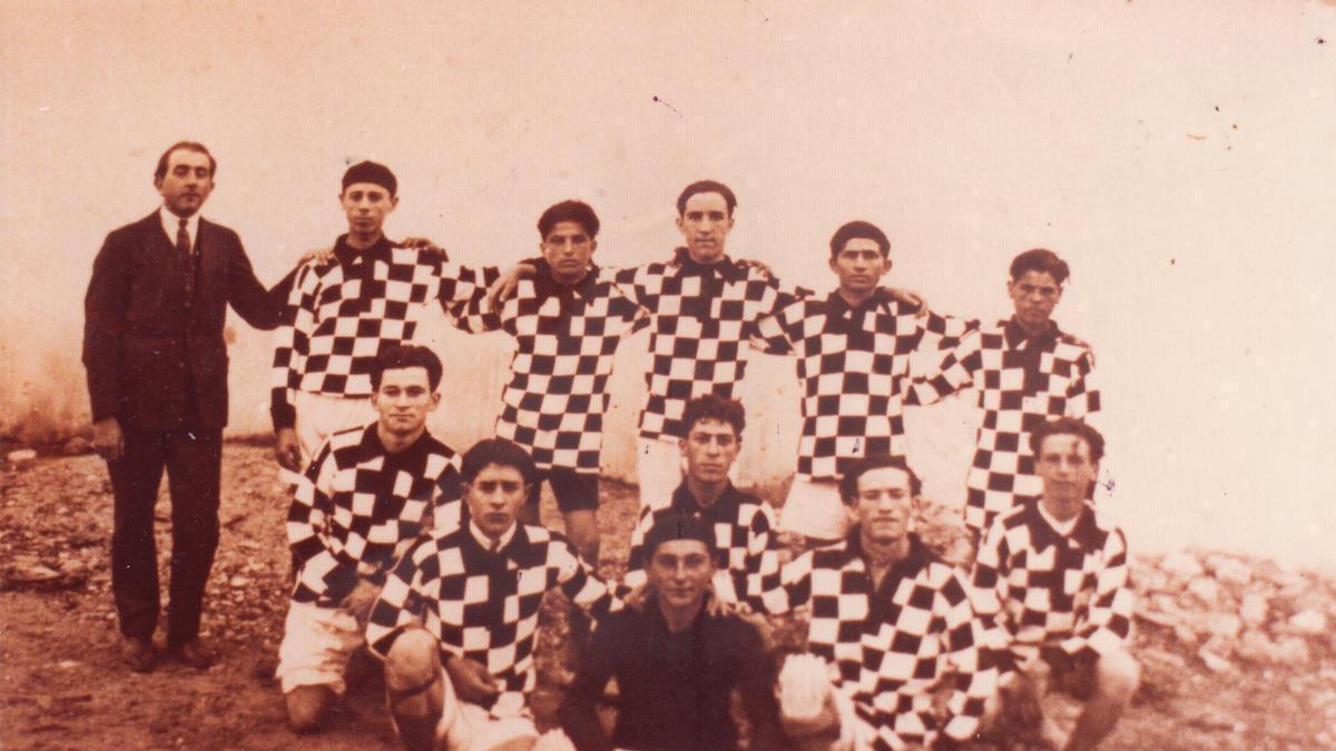 Helenio Herrera darrere, al centre dels jugadors, en el seu debut amb el Roches Noires de Casablanca, al Marroc, en els seus inicis com a futbolista.