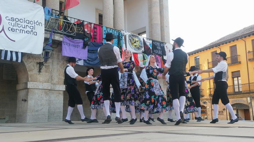 Toro evoca su pasado judío al ritmo del folklore tradicional