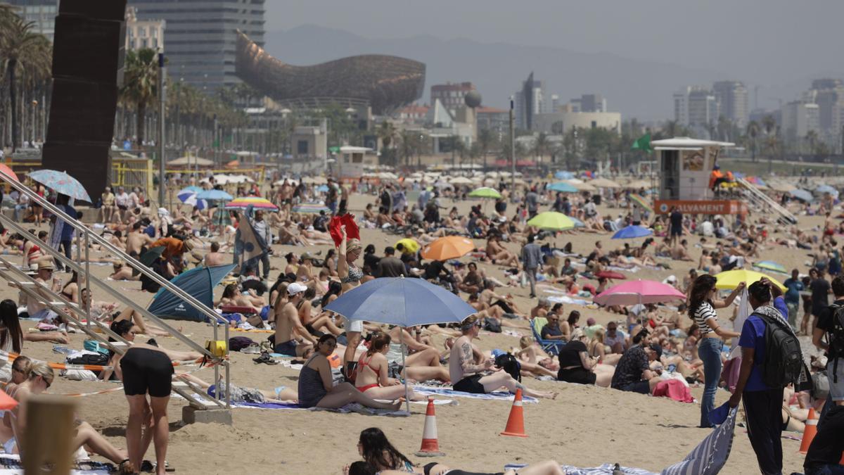 Vuelve el buen tiempo tras las lluvias: playas de la Barceloneta llenas de gente