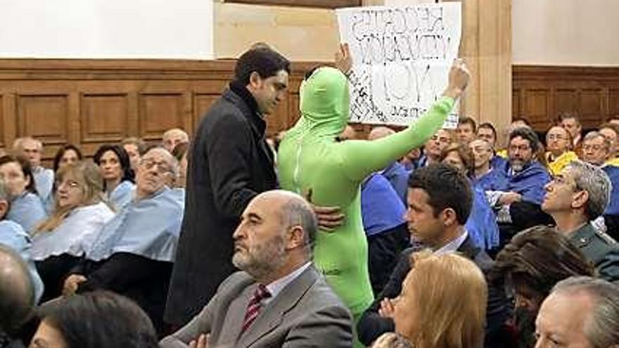 Un estudiante protesta contra los recortes durante  el discurso del Rector.