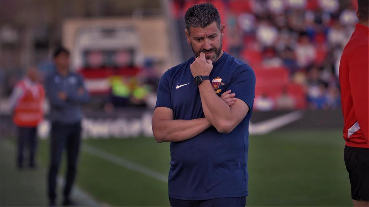 Fernando Estévez piensa durante un partido del Eldense en el Nuevo Pepico Amat.