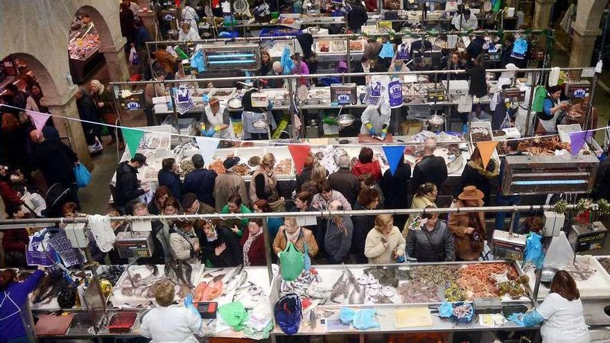 Cientos de clientes llenaban en la mañana de ayer el Mercado. // Rafa Vázquez