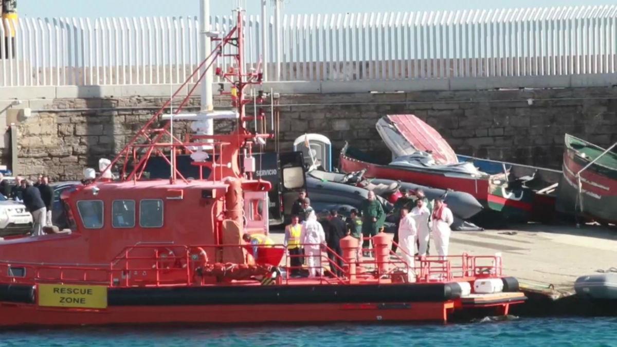 Embarcación de Salvamento Marítimo que ha trasladado el cuerpo al puerto de Tarifa.