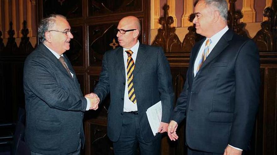 El conseller Juan Cotino, a la izquierda, con los representantes de la Comunidad de Regantes de Carrizales