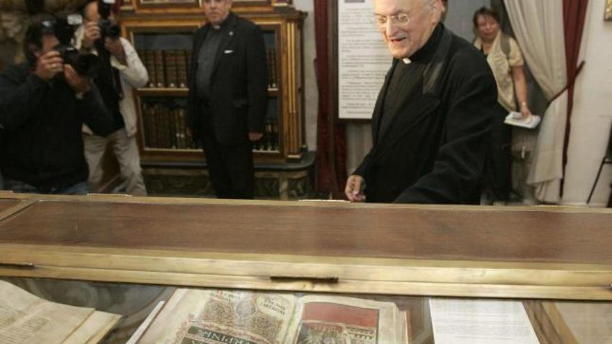 El archivero de la catedral, José María Díaz, examina, ayer, la copia del &#039;Códice Calixtino&#039; que se exhibe en el museo de la basílica compostelana. / xoán álvarez