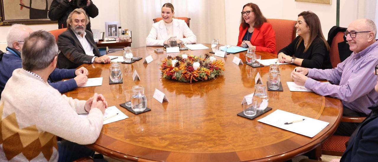 Imagen de la distendida reunión de ayer entre el Simebal y la presidenta y la consellera de Salud.