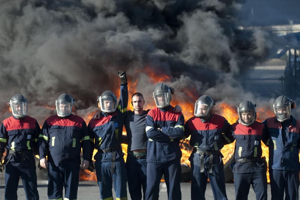 Al  "retén" de trabajadores en los accesos de la fábrica se suman las concentraciones que de lunes a jueves, por la tarde, mantendrán ante la planta de A Grela.