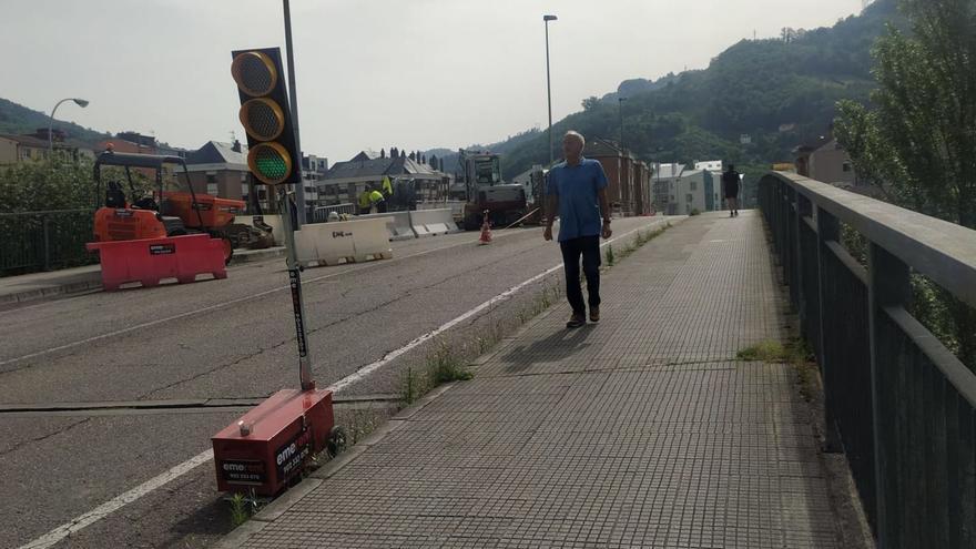 La retirada de la viga dañada obliga a cerrar hoy al tráfico el puente Seana