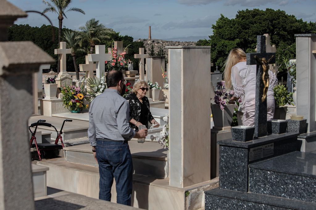 Víspera del día de Todos los Santos en el cementerio de Los Remedios de Cartagena