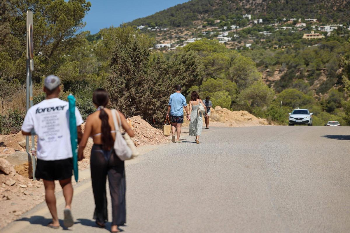 Descubre aquí todas las imágenes de la masificación en el aparcamiento de Cala d'Hort